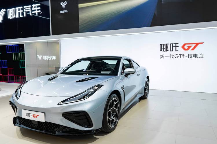 广州92哪吒汽车在智能汽车领域的表现，领途汽车在新能源汽车市场中的影响力